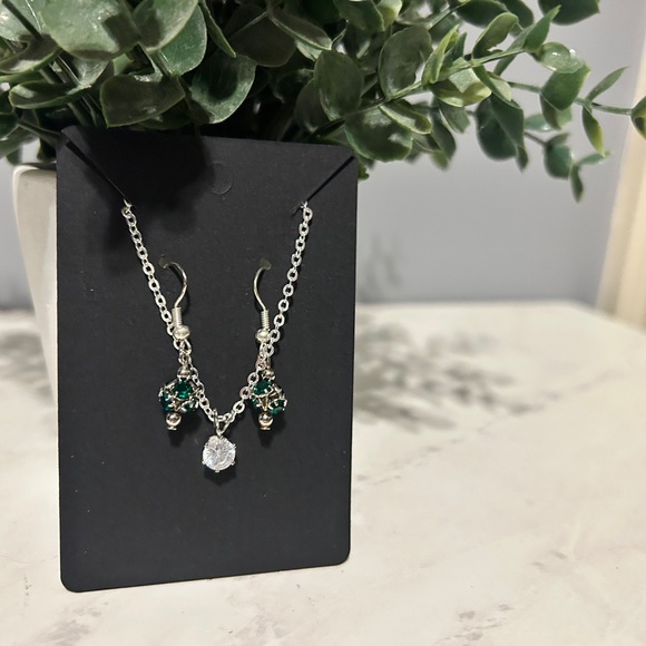 Elegant Silver and Green Swarovski Necklace Set - Picture 4 of 7